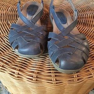 Size 6 blue Earth Origins leather sandals